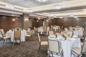 een feestzaal met witte tafels en stoelen bij Holiday Inn Brooklyn Downtown by IHG in Brooklyn +37 foto's