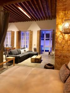 a living room with a couch and a table at Casa Poeta Pelayo in Cartagena