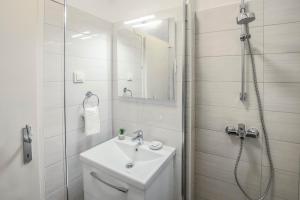 杜布罗夫尼克Ana Guesthouse的带水槽和淋浴的白色浴室