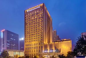 唐山的住宿－唐山富力洲際酒店，一座高大的建筑,上面有灯