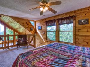 Schlafzimmer mit einem Bett und einem Deckenventilator in der Unterkunft A Smoky Mountain Dream #291 in Sevierville