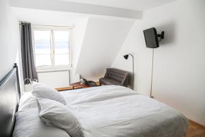 Ліжко або ліжка в номері Hotel Hirschen am See