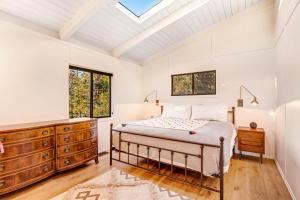 Un pat sau paturi într-o cameră la Idyllwild Overlook