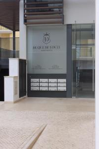 um edifício com um cartaz que lê "Mergulhe em Detroit" em Duque de Loulé - Apartments - Apartamento D em São Martinho do Porto