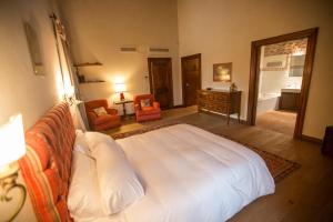 A bed or beds in a room at Casale la Meridiana