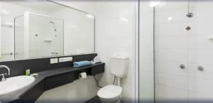 une salle de bain avec toilettes, lavabo et douche dans l'établissement Albatross Bay Resort, à Weipa 14 autres photos