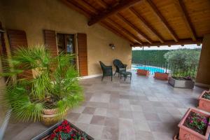 The swimming pool at or close to Casale la Meridiana