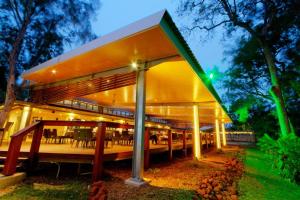 un bâtiment avec un toit éclairé dans l'établissement Albatross Bay Resort, à Weipa