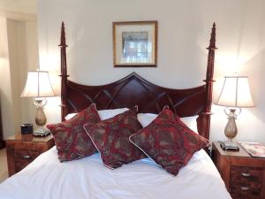 A bed or beds in a room at Willow Tree House 