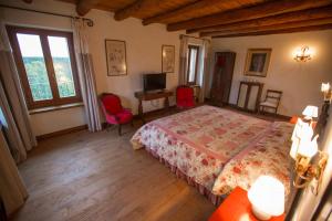 A bed or beds in a room at Casale la Meridiana