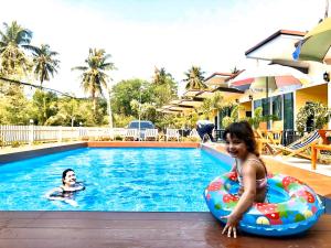 Bazén v ubytování Koh Chang Havana Pool Villa nebo v jeho okolí