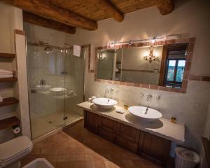 A bathroom at Casale la Meridiana