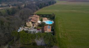 The swimming pool at or close to Casale la Meridiana