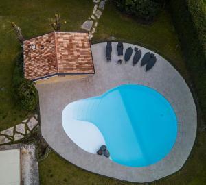 The swimming pool at or close to Casale la Meridiana