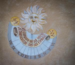 a drawing of a sun and a clock on a wall at Casale la Meridiana in Ponti Sul Mincio