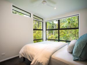 Кровать или кровати в номере The Treehouse - Kaiteriteri Holiday Home