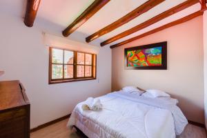 una camera con letto e TV a parete di Hostal Doña Eliza a Bogotá