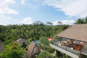 una vista aerea di una casa con tetto di Puri Sebali Resort ad Ubud
