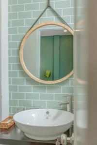 Un baño de Seven A Hotel 25 fotos más