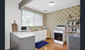 A kitchen or kitchenette at Cozy Stay Cottage