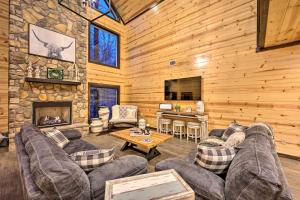 Ein Sitzbereich in der Unterkunft Outdoor Paradise with Hot Tub, Firepit, BBQ and More!