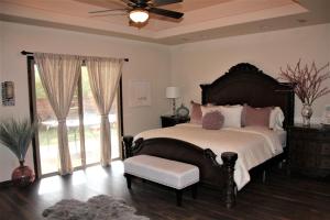 een slaapkamer met een bed en een plafondventilator bij Your Home Away From Home in Tucson