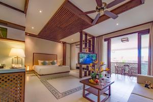 TV a/nebo společenská místnost v ubytování Almanity Hoi An Resort & Spa