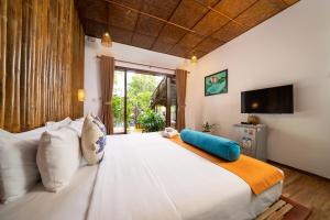 Säng eller sängar i ett rum på An Bang Gold Coast Beach Villa
