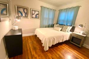 Postel nebo postele na pokoji v ubytování Darling Cottage in University Park + 8 fotografií