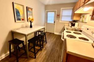 Kuchyň nebo kuchyňský kout v ubytování Darling Cottage in University Park