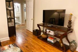 TV a/nebo společenská místnost v ubytování Darling Cottage in University Park