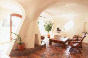 una sala de estar con una mesa y sillas en 伊豆下田 - Shimoda Beach House2 - ペット可, en Shimoda
