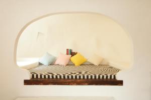 Habitación con arco y almohadas en la cama en 伊豆下田 - Shimoda Beach House2 - ペット可, en Shimoda