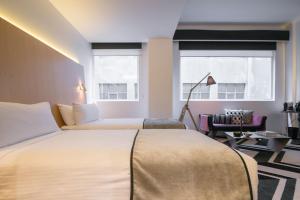 Postel nebo postele na pokoji v ubytování Adelphi Hotel
