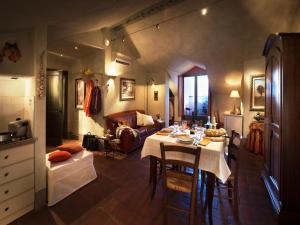 ห้องอาหารหรือที่รับประทานอาหารของ Cascina Baràc