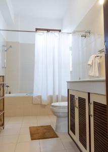 y baño con aseo, lavabo y ducha. en ROKPA Guest House en Katmandú