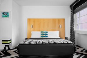 Postel nebo postele na pokoji v ubytování Adelphi Hotel