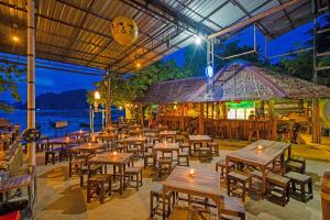 Restoran või mõni muu söögikoht majutusasutuses Phi Phi Andaman Legacy Resort