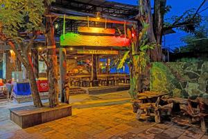 Restoran või mõni muu söögikoht majutusasutuses Phi Phi Andaman Legacy Resort