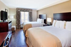 Letto o letti in una camera di Holiday Inn Macon North, an IHG Hotel
