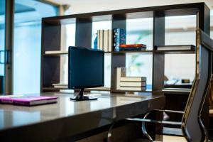 Uma TV ou centro de entretenimento em Intercontinental Miramar Panama by IHG