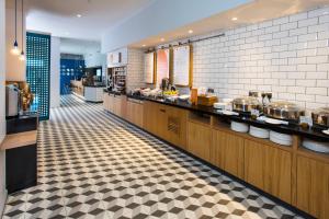 uma grande cozinha com um balcão com panelas e frigideiras em Holiday Inn Express Portsmouth – North, an IHG Hotel em Portsmouth