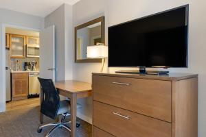 TV a/nebo společenská místnost v ubytování Staybridge Suites Orlando Royale Parc Suites by IHG