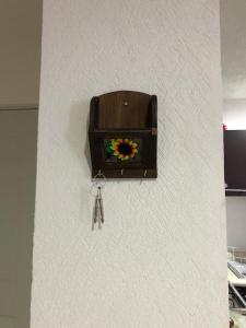 eine Holzkiste mit einer Schere, die an einer Wand hängt in der Unterkunft Marina Diamante in Acapulco