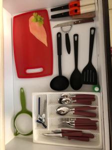 einen Kühlschrank mit Küchenutensilien und einer Schublade in der Unterkunft Marina Diamante in Acapulco