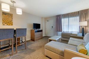 TV a/nebo společenská místnost v ubytování Staybridge Suites Orlando Royale Parc Suites by IHG
