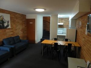 Posezení v ubytování Werribee Motel and Apartments