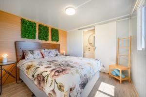 ein Schlafzimmer mit einem großen Bett und einer Leiter in der Unterkunft Cosy cabin to stay even better than Glamping in Pukekohe East
