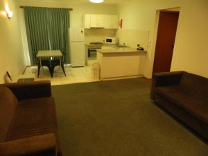 Kuchyň nebo kuchyňský kout v ubytování Werribee Motel and Apartments