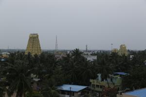 - une vue sur une ville avec des arbres et des bâtiments dans l'établissement Hotel Ragavendra Rameswaram, à Rameswaram